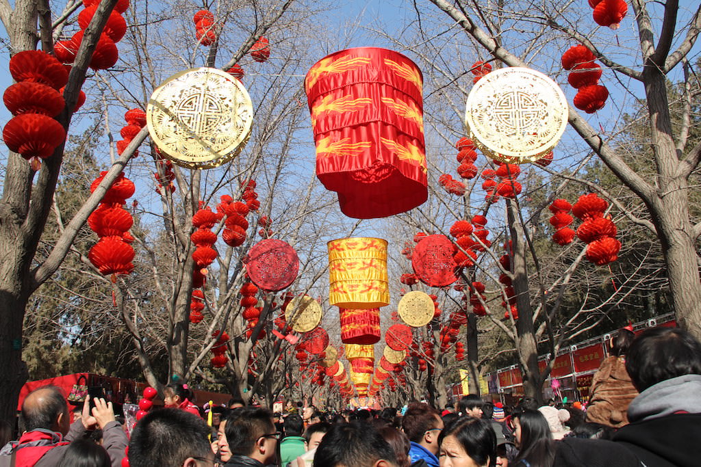Nyårsdekorationer vid ett kinesiskt tempel